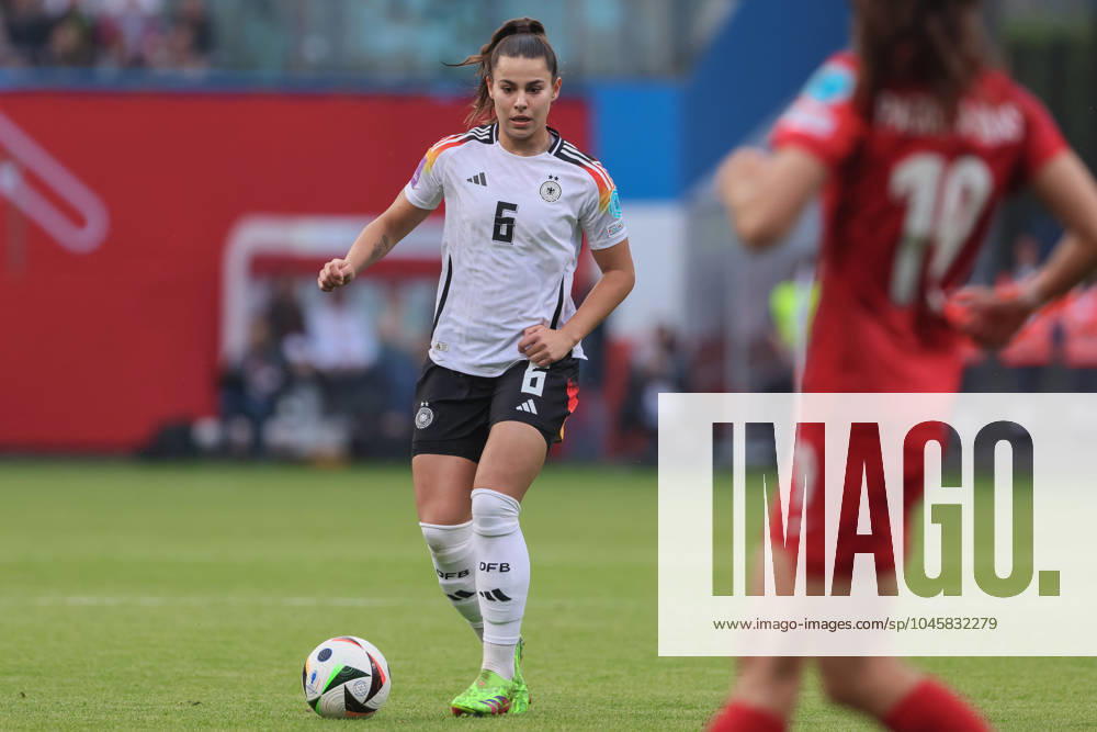 V.li.: Lena Oberdorf (Deutschland, DFB, 6) am Ball, Einzelbild, Ganzkörper, Aktion, Action, Spielszene, 31.05.2024, Rostock (Deutschland), Fussball, EM-Qualifikation Frauen, Deutschland - Polen
