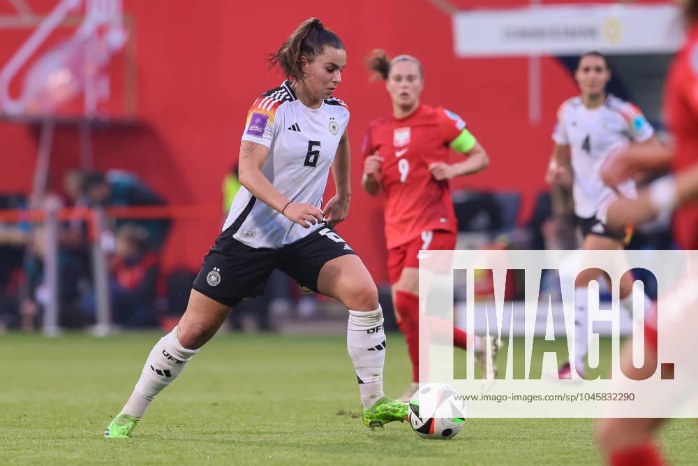 V.li.: Lena Oberdorf (Deutschland, DFB, 6) am Ball, Einzelbild, Ganzkörper, Aktion, Action, Spielszene, 31.05.2024, Rostock (Deutschland), Fussball, EM-Qualifikation Frauen, Deutschland - Polen