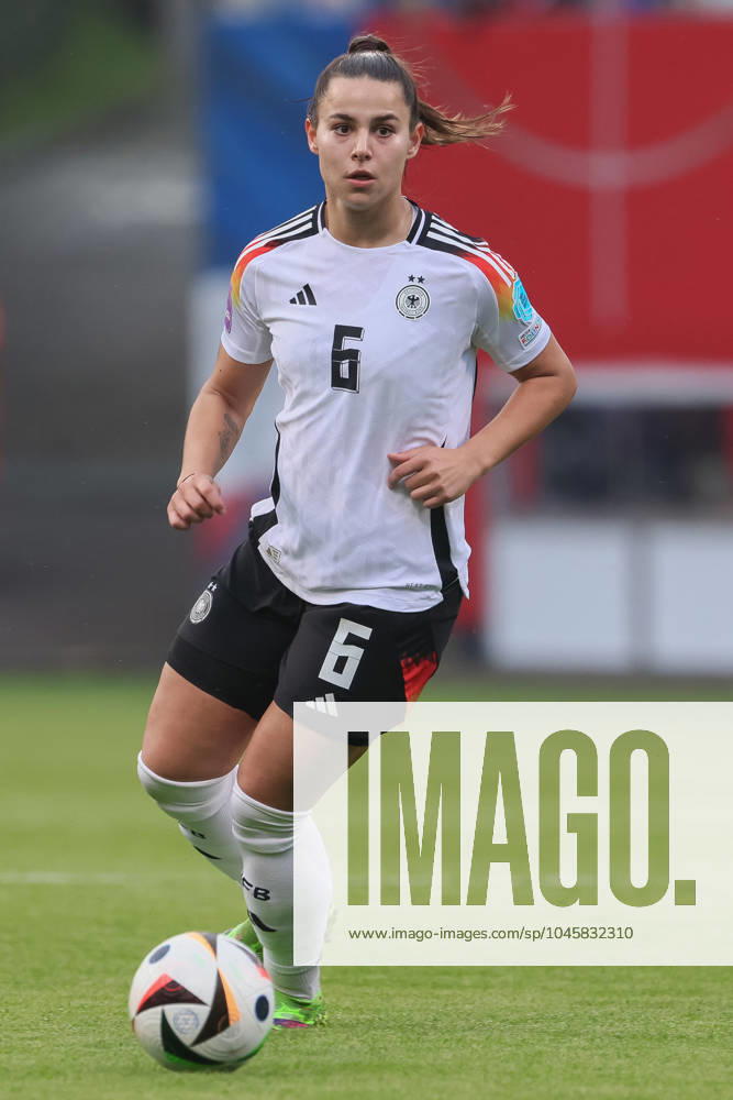 V.li.: Lena Oberdorf (Deutschland, DFB, 6) am Ball, Freisteller, Einzelbild, Ganzkörper, Aktion, Action, Spielszene, 31.05.2024, Rostock (Deutschland), Fussball, EM-Qualifikation Frauen, Deutschland - Polen