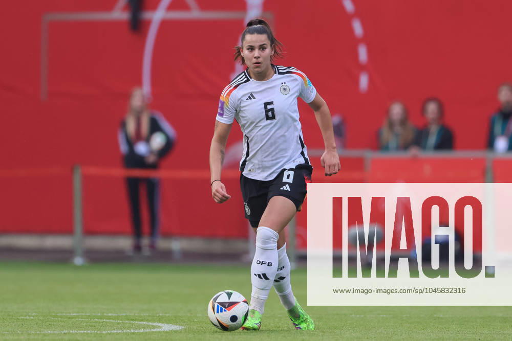 V.li.: Lena Oberdorf (Deutschland, DFB, 6) am Ball, Freisteller, Einzelbild, Ganzkörper, Aktion, Action, Spielszene, 31.05.2024, Rostock (Deutschland), Fussball, EM-Qualifikation Frauen, Deutschland - Polen