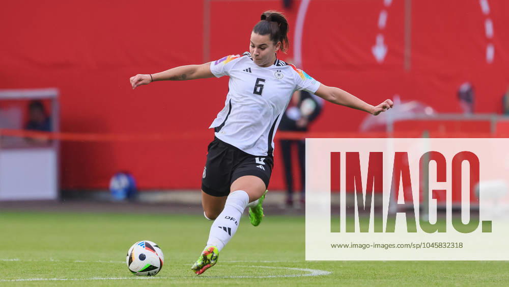 V.li.: Lena Oberdorf (Deutschland, DFB, 6) am Ball, Freisteller, Einzelbild, Ganzkörper, Aktion, Action, Spielszene, 31.05.2024, Rostock (Deutschland), Fussball, EM-Qualifikation Frauen, Deutschland - Polen