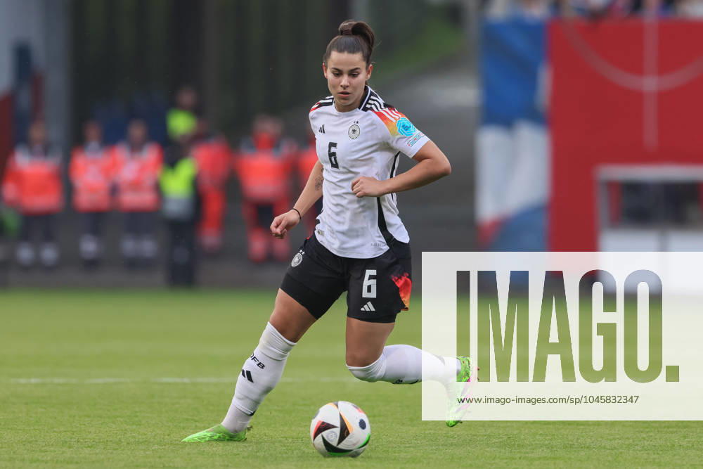 V.li.: Lena Oberdorf (Deutschland, DFB, 6) am Ball, Freisteller, Einzelbild, Ganzkörper, Aktion, Action, Spielszene, 31.05.2024, Rostock (Deutschland), Fussball, EM-Qualifikation Frauen, Deutschland - Polen