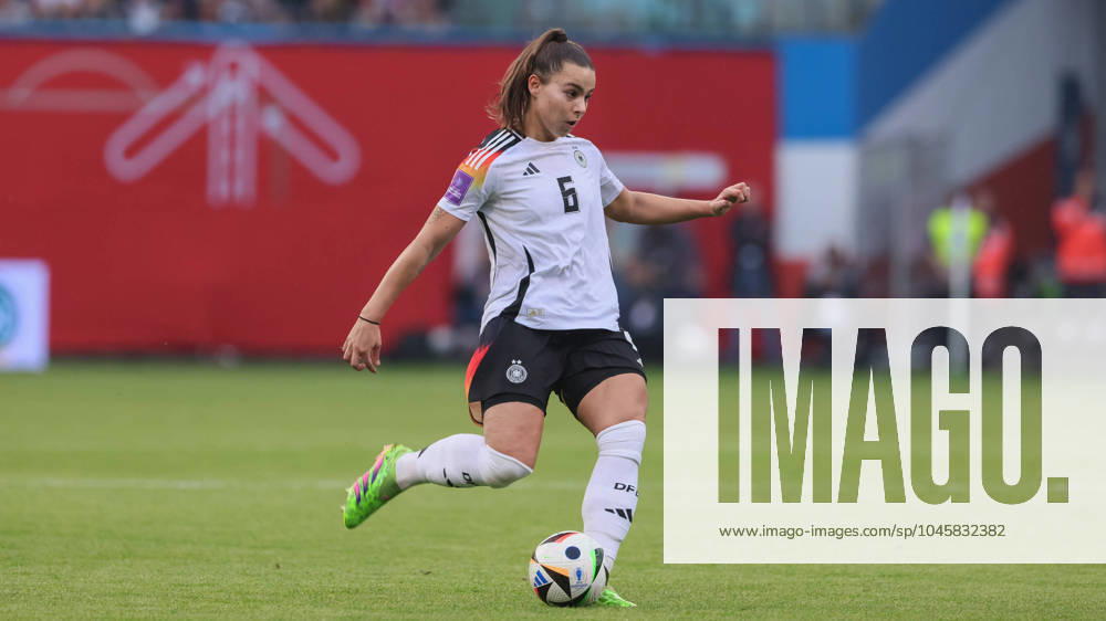 V.li.: Lena Oberdorf (Deutschland, DFB, 6) am Ball, Freisteller, Einzelbild, Ganzkörper, Aktion, Action, Spielszene, 31.05.2024, Rostock (Deutschland), Fussball, EM-Qualifikation Frauen, Deutschland - Polen