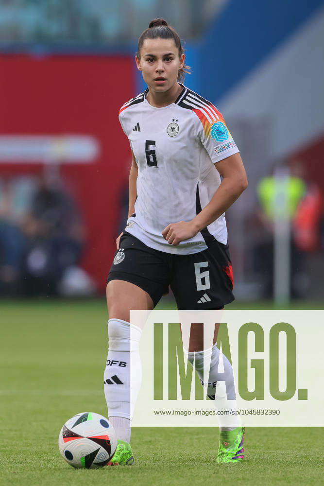 V.li.: Lena Oberdorf (Deutschland, DFB, 6) am Ball, Freisteller, Einzelbild, Ganzkörper, Aktion, Action, Spielszene, 31.05.2024, Rostock (Deutschland), Fussball, EM-Qualifikation Frauen, Deutschland - Polen