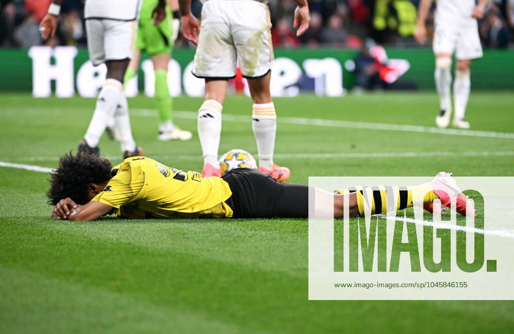 Fussball, Champions League Finale, Saison 2023 2024, Wembley Stadium London: Bor. Dortmund - Real Madrid; Karim Adeyemi (BVB) enttäuscht nach vergebener Torchance. Enttäuschung, Frust, Aktion. UEFA REGULATIONS PROHIBIT ANY USE OF PHOTOGRAPHS AS IMAGE SEQUENCES AND OR QUASI-VIDEO
