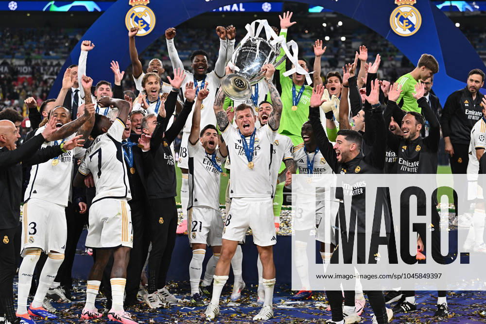 Fussball UEFA Champions League Finale 2024, Borussia Dortmund - Real Madrid,, v.l. Toni Kroos (Real Madrid) mit dem Pokal jubeln jubelt nach Spielende celebrate at the end of the match. London
