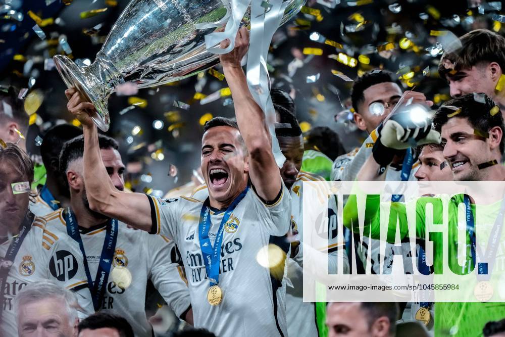 UEFA Champions League 2024 Final: Borussia Dortmund vs. Real Madrid Players lift up the trophy, as Real Madrid win their 15th Champions League title after the UEFA Champions League final match between Borussia Dortmund and Real Madrid on 1 June 2024, in London, United Kingdom London Wembley Stadium United Kingdom
