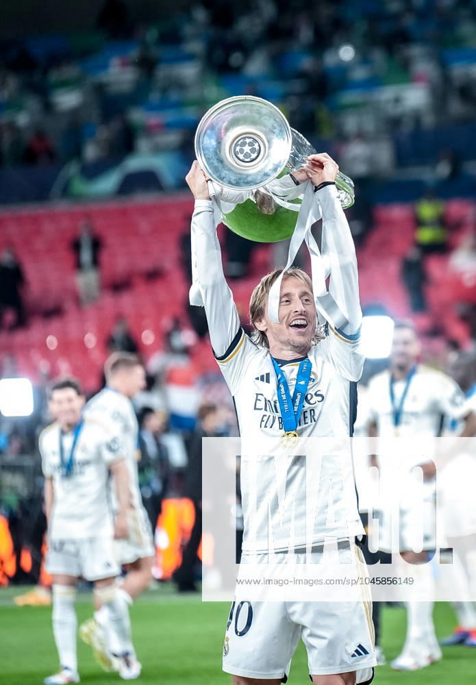 UEFA Champions League 2024 Final: Borussia Dortmund vs. Real Madrid Luka Modric lifts the trophy up in the air, as Real Madrid win their 15th Champions League title after the UEFA Champions League final match between Borussia Dortmund and Real Madrid on 1 June 2024, in London, United Kingdom London Wembley Stadium United Kingdom