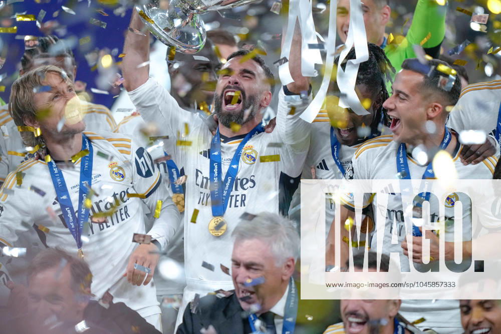 UEFA Champions League 2024 Final: Borussia Dortmund vs. Real Madrid Players lift up the trophy, as Real Madrid win their 15th Champions League title after the UEFA Champions League final match between Borussia Dortmund and Real Madrid on 1 June 2024, in London, United Kingdom London Wembley Stadium United Kingdom