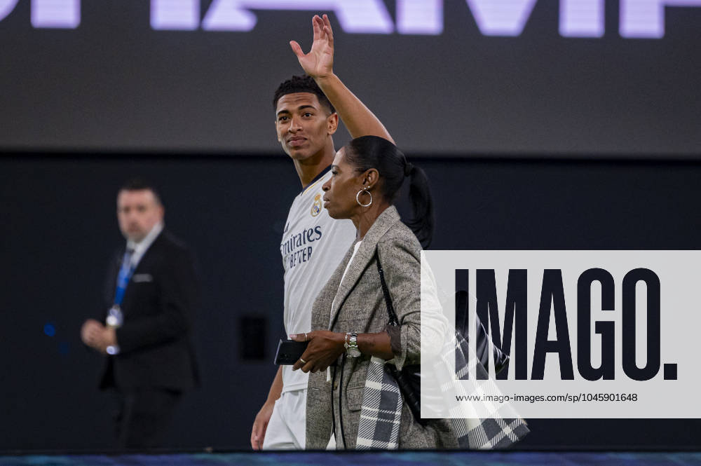 Real Madrid UEFA Champions League Trophy Parade 2024 Jude Bellingham of Real Madrid (L) with his mother Denise Bellingham (R) seen at Santiago Bernabeu stadium during Real Madrid UEFA Champions League Trophy Parade on June 2, 2024 in Madrid, Spain. Madrid Estadio Santiago Bernabeu Madrid Spain