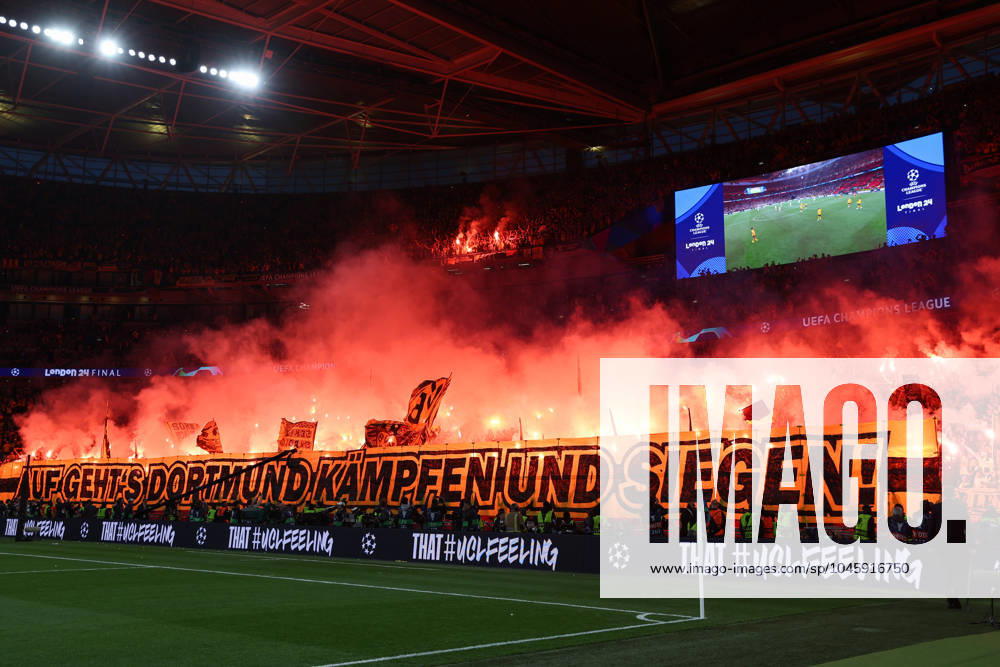 UEFA Champions League Finale 2024 - Borussia Dortmund - Real Madrid am 01.06..2024 im Wembley-Stadion in London Die Borussia Dortmund Fans zünden im Gästeblock Pyrotechnik und präsentieren ein Banner Plakat Spruchband mit Auf gehts Dortmund kämpfen und siegen