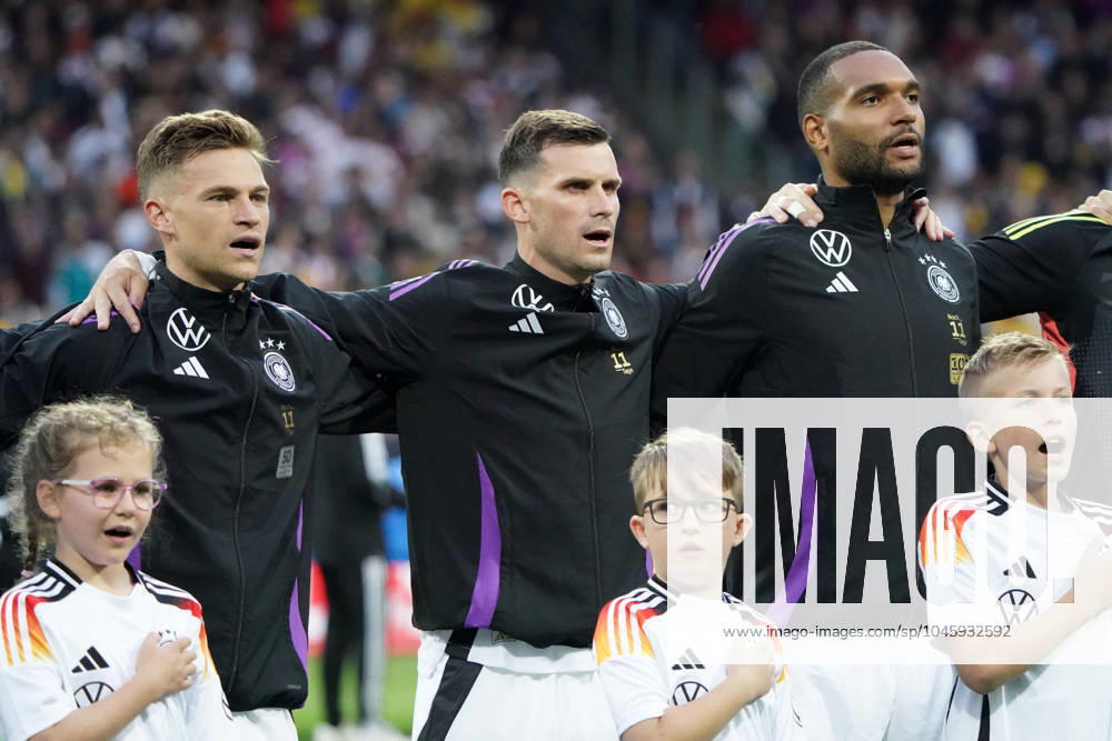 Männer Nationalmannschaft, Fussball, Freundschaftsspiel, Länderspiel, Testspiel, Deutschland-Ukraine , 03.06.2024, Max-Morlock Stadion Nürnberg Joshua Kimmich ,Maximilian Mittelstädt, Jonathan Tah, alle Deutschland, Nationalhymne singen