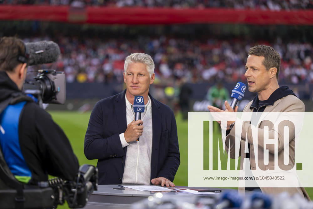 Fussball Nationalteams Freundschaftsspiele 2024, Länderspiel, Deutschland - Ukraine, im Max-Morlock-Stadion (Nürnberg). v.li: Bastian Schweinsteiger mit Moderator Alexander Bommes am Spielfeldrand