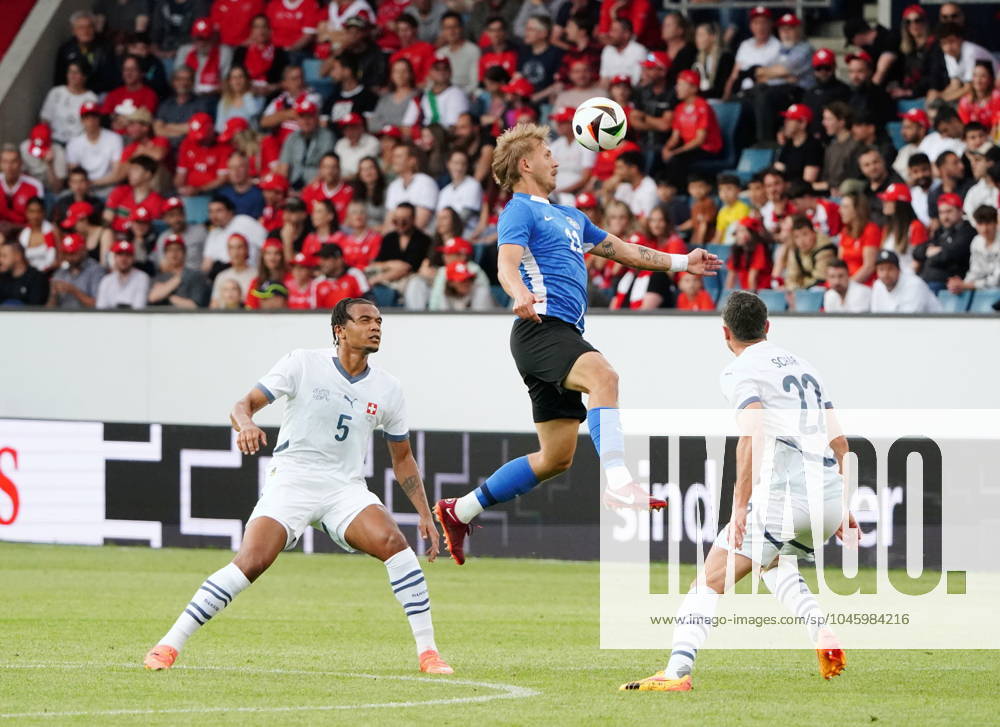 Anton Geisser 04.06.2024 Luzern.Schweiz. Fussball Laenderspiel Schweiz -Estland .Bild : Mark Anders Lepik (EST) gegen Manuel Akanji und Fabian Schaer (SUI) Aktion