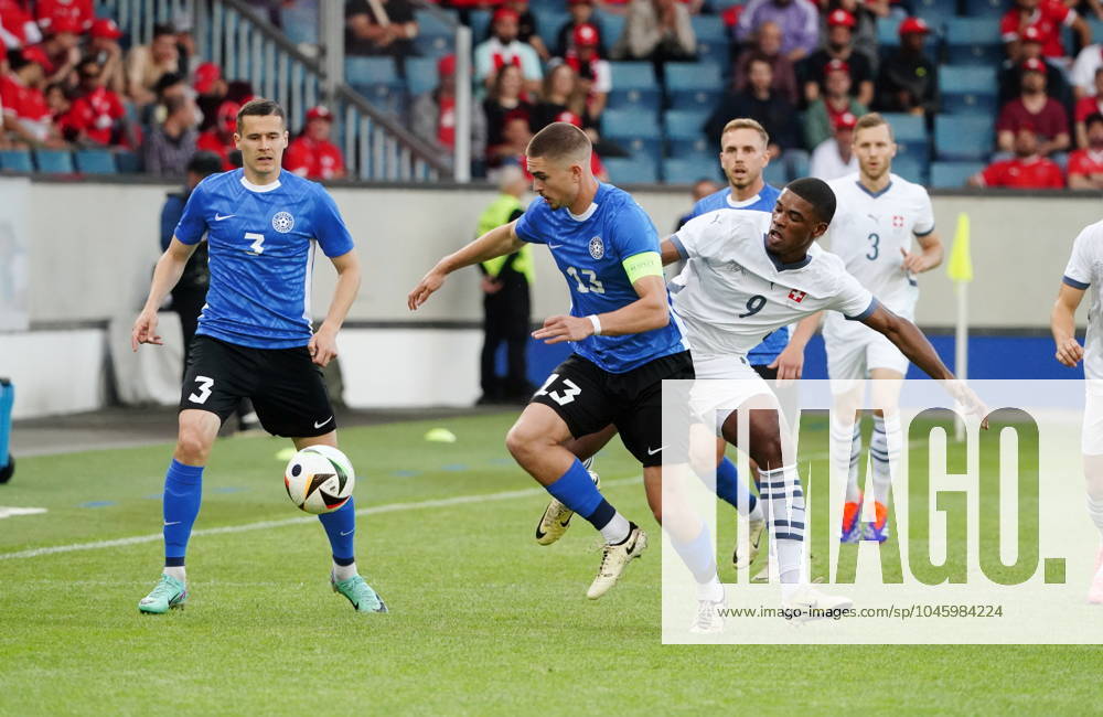 Anton Geisser 04.06.2024 Luzern.Schweiz. Fussball Laenderspiel Schweiz -Estland 4:0 .Bild :Kwadwo Duah (SUI) gegen Artur Pikk und Maksim Paskotsi (EST) Aktion