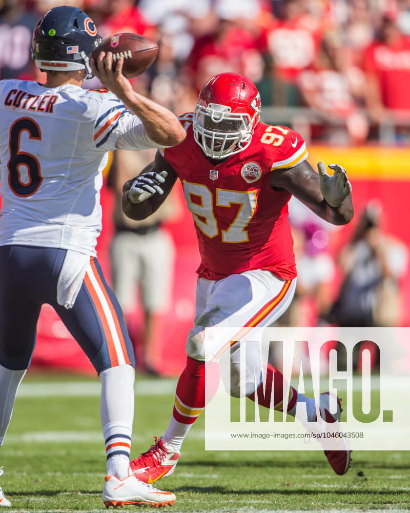 NFL, American Football Herren, USA Football 2015: Chicago Bears vs Kansas City Chiefs OCT 11 OCT 11, 2015:.Kansas City Chiefs DL 97 Allen Bailey coming through the line to put pressure on Chicago Bears QB 6 Jay Cutler during the regular NFL football game between the Kansas City Chiefs and the Chicago Bears at Arrowhead Stadium in Kansas City, Missouri..Ke Lu CSM Kansas City Missouri United States of America