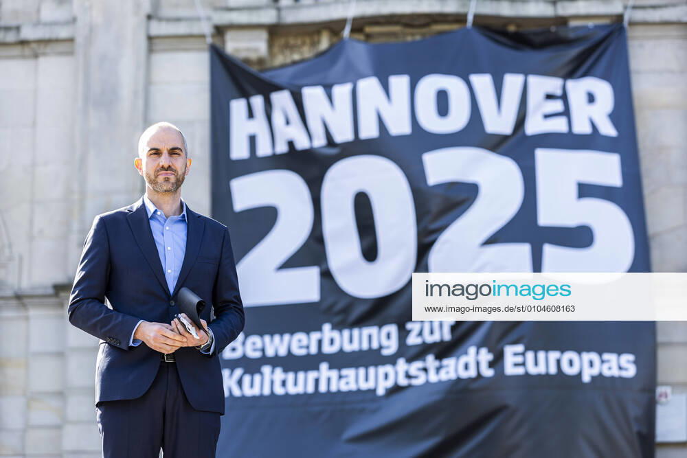 DEUTSCHLAND, NIEDERSACHSEN, HANNOVER, 18.09.2020 - Präsentation des zweiten Bid Books und Konzepts für Hannovers Bewerbung als Kulturhauptstadt Europas 2025 - Neues Rathaus - Oberbürgermeister Belit Onay (Bündnis 90 Die Grünen)auf der Pressekonferenz vor dem Rathaus. Im Hintergrund hängt ein Transparent mit der Aufschrift Hannover 2025 - Bewerbung zur Kulturhauptstadt Europas . Oberbürgermeister Belit Onay (Bündnis 90 Die Grünen) und sein Team Kulturhauptstadtbewerbung (Leitung Melanie Botzki und Inga Samii), stellen das zweite Bid Book und das Konzept zur Bewerbung Hannovers als Kulturhauptstadt Europas 2025 mit einer Inszenierung am und im Rathaus vor.