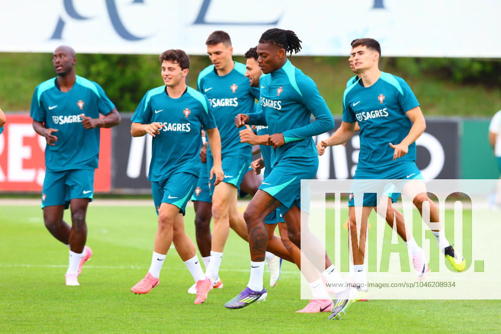 Portugal Fussball Nationalmannschaft, Selecao, 10.06.2024, Training für das Freundschaftsspiel Portugal - Irland ,Vorbereitungsspiel zur Europameisterschaft 2024 , Rafael Leao (Portugal) , Joao Neves (Portugal) , Antonio Silva (Portugal)
