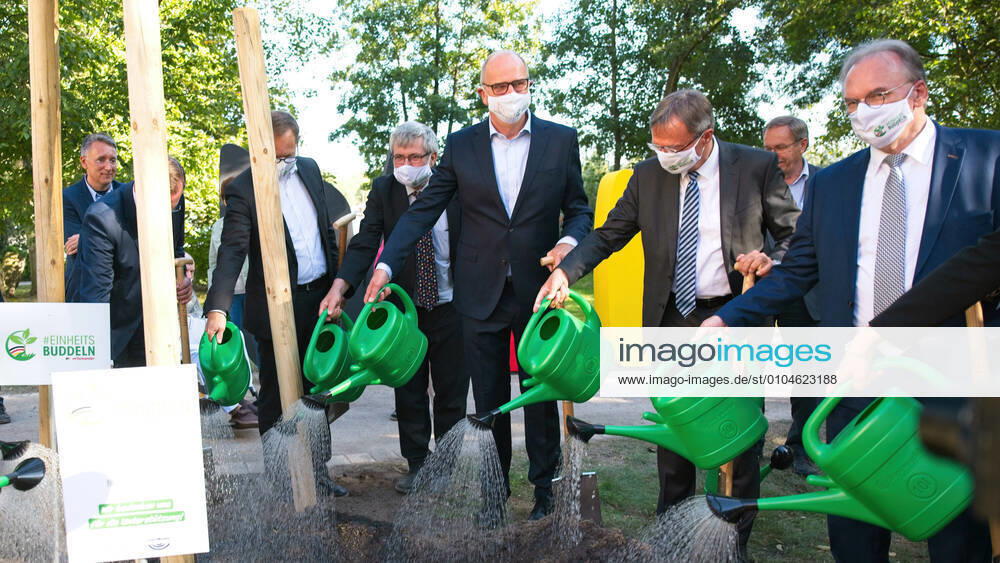 Potsdam GER, Potsdam, 18.09.20, Einheitsbuddeln v.l. Dietmar Woidke, Burkhard Exner, Reiner Erich Haseloff , Buddeln fuer Deutschland Ministerpraesidenten pflanzen Baeume der Einheit - Einheitsbuddeln - Zum Tag der Deutschen Einheit, Potsdam, 18.09.2020,