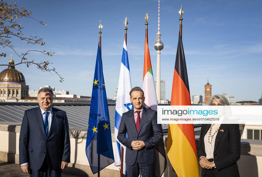 Bundesaussenminister Heiko Maas, SPD, trifft Hafsa Abdulla Mohamed Sharif Alulama, Botschafterin der Vereinigten Arabischen Emirate und Jeremy Issacharoff, Botschafter des Staates Israel in Deutschland zu der Uebergabe einer Kopie der Abraham Accords in Berlin. 18.09.2020. Berlin Deutschland