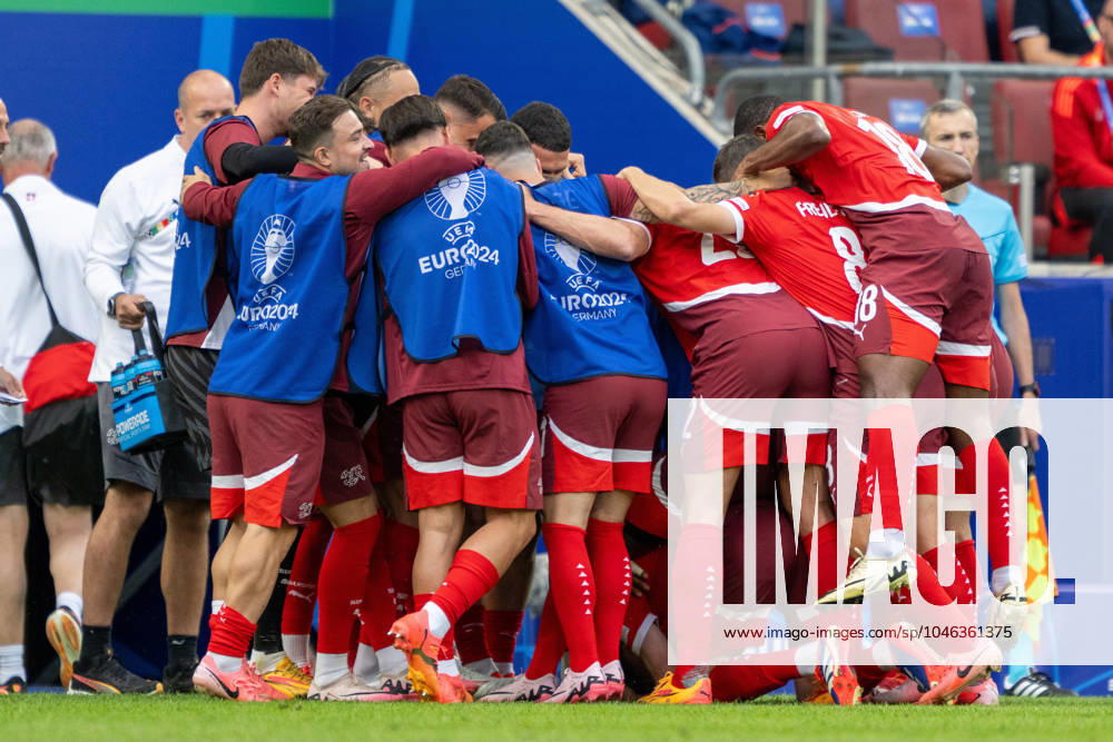 GER, EURO 2024, Group A, Ungarn (HUN) vs Schweiz (SUI) 15.06.2024, Cologne Stadium, Koeln, GER, EURO 2024, Group A, Ungarn (HUN) vs Schweiz (SUI) Im Bild: Jubel nach dem Tor zum 0 : 2 ;Torjubel Jubel; jubelt; jubeln; Michel Aebischer (Schweiz SUI, 20) Gestik, Mimik, Emotionen; Einzelaktion, Ganzkörper Ganzkoerper; die gesamte Schweizer Mannschaft