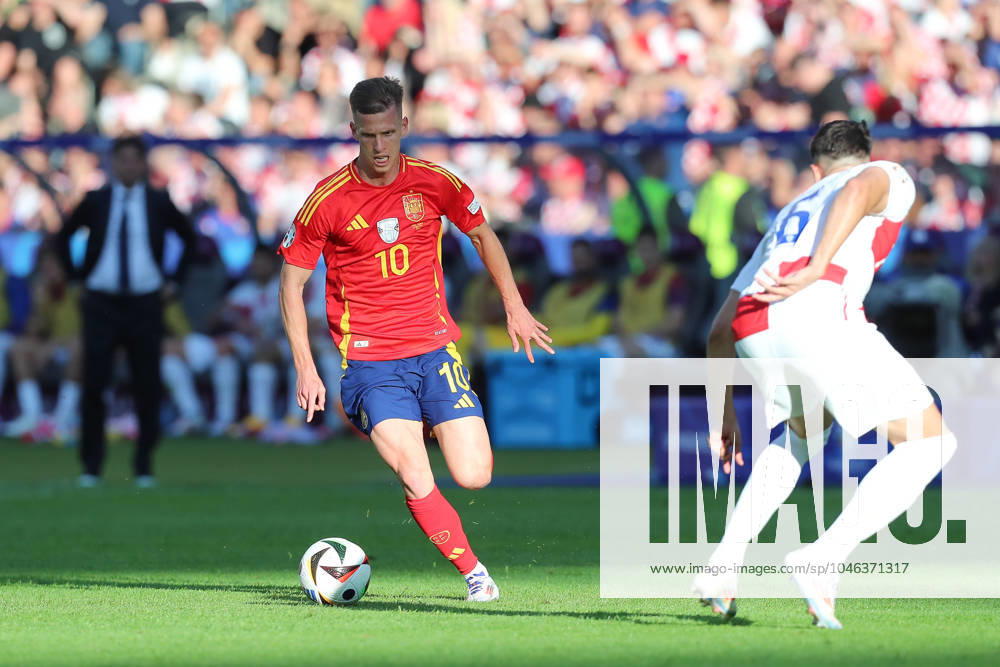Fussball EM 2024, Spanien - Kroatien, v.l. Dani Olmo (Spanien, 10) am Ball, plays the ball Berlin