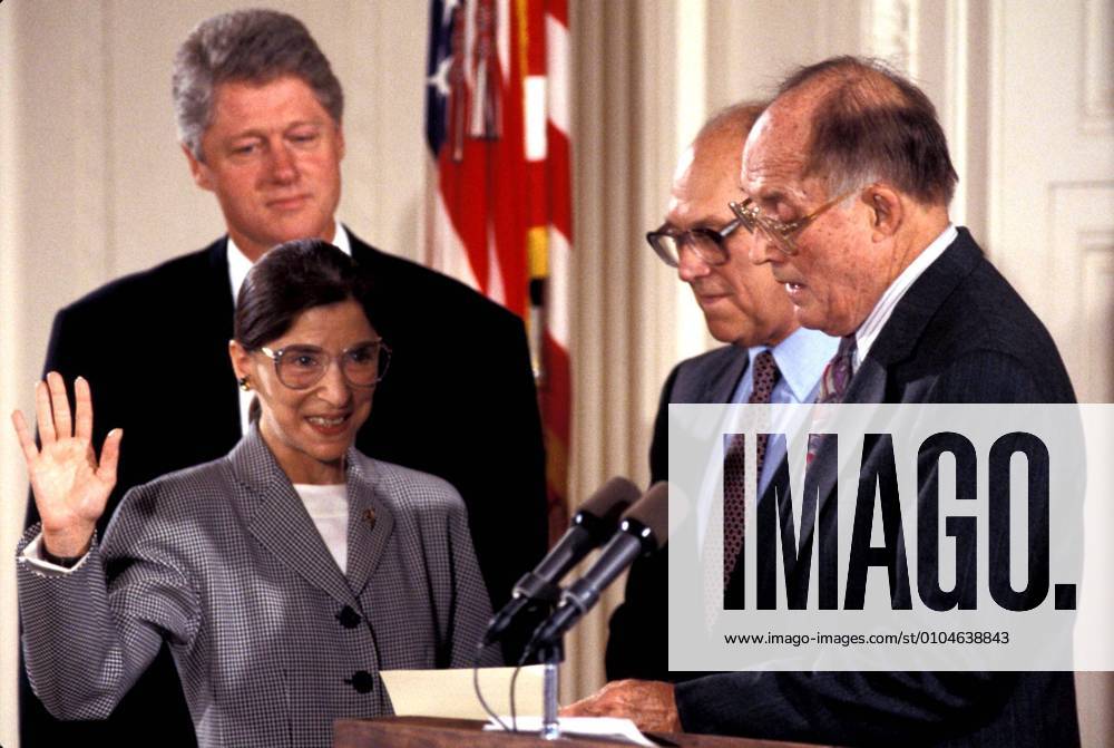IMAGO ICONS: Ruth Bader Ginsburg Berühmte Feministinnen, Ruth Bader Ginsburg October 25, 2004 - Washington, District of Columbia, U.S. - RUTH BADER GINSBURG being sworn in as a Supreme Court Justice. Washington U.S. - ZUMAg49_ 20041025_gaf_g192_364