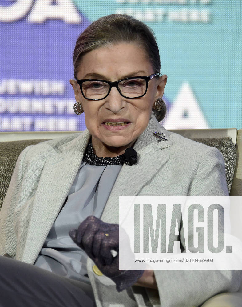 IMAGO ICONS: Ruth Bader Ginsburg Berühmte Feministinnen, Ruth Bader Ginsburg November 14, 2016 - Washington, District of Columbia, U.S. - Associate Justice of the United States Supreme Court RUTH BADER GINSBURG appears at the General Assembly of the Jewish Federations of North America on Monday, at the Washington Hilton in Washington, D.C. In a wide-ranging interview with super lawyer Kenneth Feinberg, Justice Ginsburg remarked that the last week s election means that Donald J. Trump will fill the nine-month-old Supreme Court vacancy. She also touched upon the origin of her famous nickname, saying, the Notorious RBG was inspired by the Notorious B.I.G. ... we re both born and bred in Brooklyn. Washington U.S. - ZUMAs152 20161114_zaa_s152_005