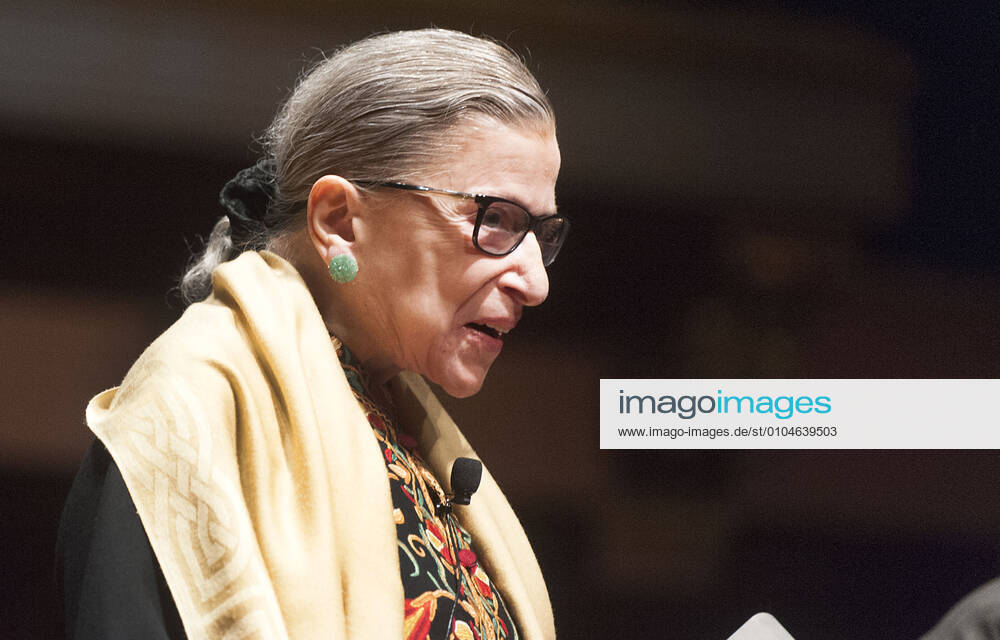 IMAGO ICONS: Ruth Bader Ginsburg Berühmte Feministinnen, Ruth Bader Ginsburg Feb. 5, 2015 - Ann Arbor, Michigan, U.S - U.S. Supreme Court Associate Justice RUTH BADER GINSBURG takes the stage before speaking at Hill Auditorium. Ann Arbor U.S. - ZUMAba2_ 20150205_zaf_ba2_007