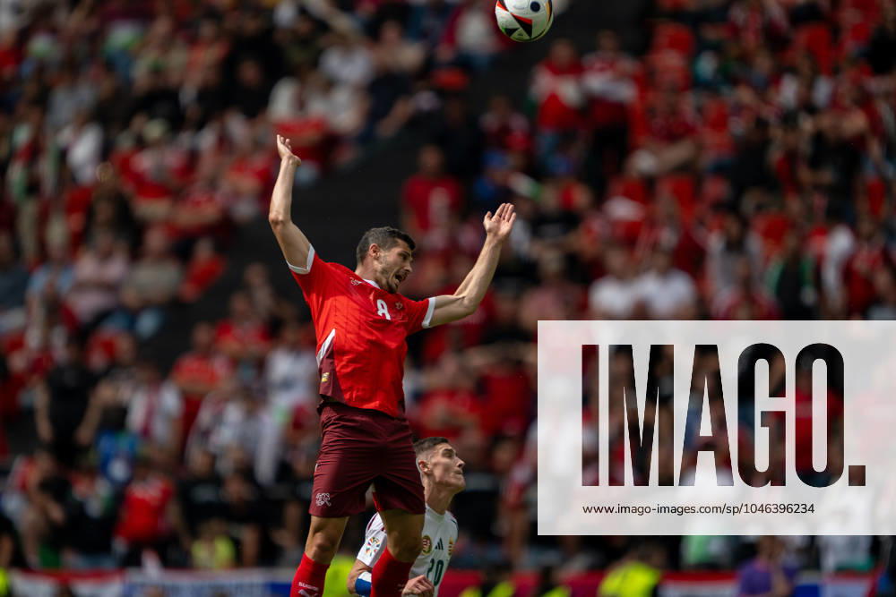 GER, EURO 2024, Group A, Ungarn (HUN) vs Schweiz (SUI) 15.06.2024, Cologne Stadium, Koeln, GER, EURO 2024, Group A, Ungarn (HUN) vs Schweiz (SUI) Im Bild: Remo Freuler (Schweiz SUI, 08) Kopfball Kopfballduell; Dynamik, Aktion, Action, Spielszene; Roland Sallai (Ungarn HUN, 20)