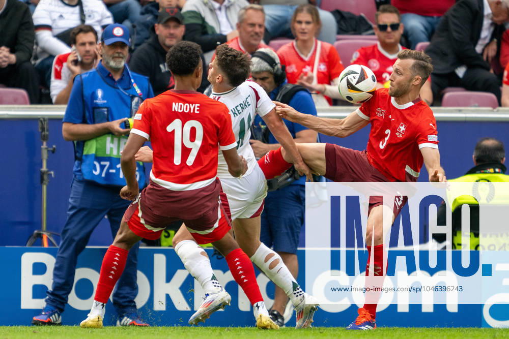 GER, EURO 2024, Group A, Ungarn (HUN) vs Schweiz (SUI) 15.06.2024, Cologne Stadium, Koeln, GER, EURO 2024, Group A, Ungarn (HUN) vs Schweiz (SUI) Im Bild: Silvan Widmer (Schweiz SUI, 03) im Zweikampf, Duell, Dynamik, Aktion, Action, Spielszene; mit Milos Kerkez (Ungarn HUN, 11) und Dan Ndoye (Schweiz SUI, 19)
