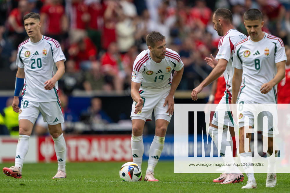 GER, EURO 2024, Group A, Ungarn (HUN) vs Schweiz (SUI) 15.06.2024, Cologne Stadium, Koeln, GER, EURO 2024, Group A, Ungarn (HUN) vs Schweiz (SUI) Im Bild: Barnabas Varga (Ungarn HUN, 19) bringt den Ball zum Anstosspunkt Gestik, Mimik, Emotionen; Adam Nagy (Ungarn HUN, 08) Roland Sallai (Ungarn HUN, 20)
