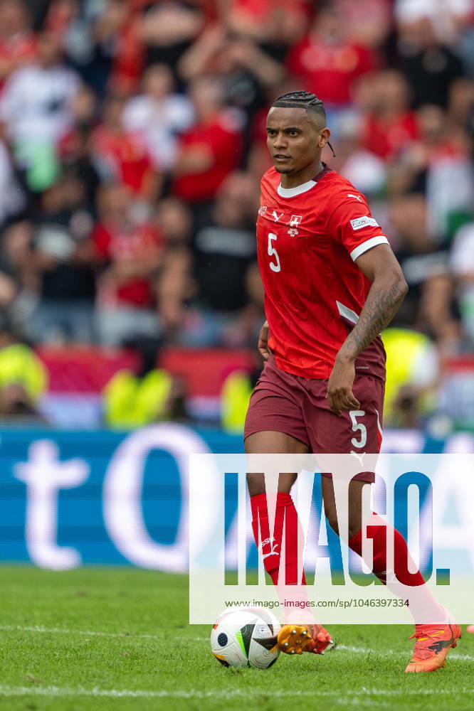 GER, EURO 2024, Group A, Ungarn (HUN) vs Schweiz (SUI) 15.06.2024, Cologne Stadium, Koeln, GER, EURO 2024, Group A, Ungarn (HUN) vs Schweiz (SUI) Im Bild: Manuel Akanji (Schweiz SUI, 05) Einzelaktion, Ganzkörper Ganzkoerper; Freisteller, Einzelbild, Aktion, Action, Spielszene; mit Ball;