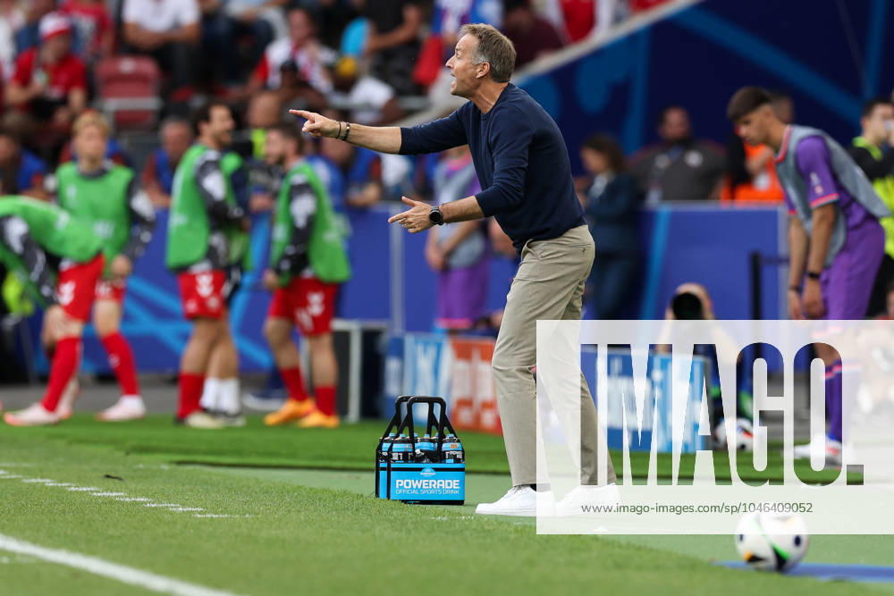 Fußball UEFA EURO, EM, Europameisterschaft,Fussball 2024 Gruppenphase 1. Spieltag Slowenien - Dänemark am 16.06.2024 in der Stuttgart Arena in Stuttgart Kasper Hjulmand ( Trainer Cheftrainer Dänemark )