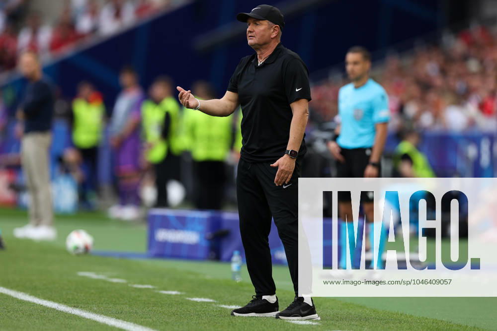 Fußball UEFA EURO, EM, Europameisterschaft,Fussball 2024 Gruppenphase 1. Spieltag Slowenien - Dänemark am 16.06.2024 in der Stuttgart Arena in Stuttgart Matjaz Kek ( Trainer Cheftrainer Slowenien )