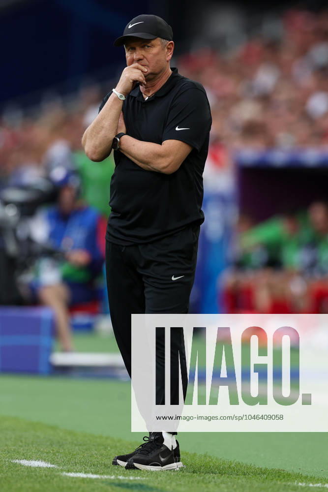 Fußball UEFA EURO, EM, Europameisterschaft,Fussball 2024 Gruppenphase 1. Spieltag Slowenien - Dänemark am 16.06.2024 in der Stuttgart Arena in Stuttgart Matjaz Kek ( Trainer Cheftrainer Slowenien )