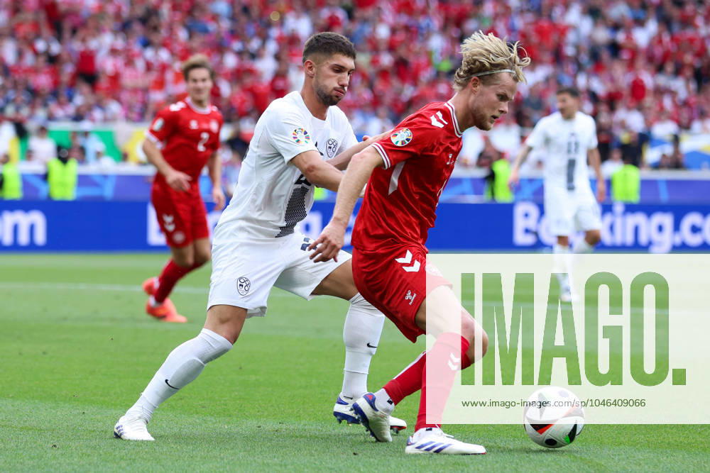 Fußball UEFA EURO, EM, Europameisterschaft,Fussball 2024 Gruppenphase 1. Spieltag Slowenien - Dänemark am 16.06.2024 in der Stuttgart Arena in Stuttgart Adam Gnezda Cerin ( Slowenien ), links - Morten Hjulmand ( Dänemark ), rechts