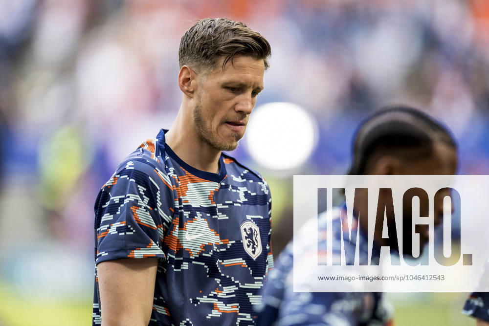Poland v Netherlands, UEFA EURO, EM, Europameisterschaft,Fussball 2024, Hamburg, Germany Hamburg, Germany. 16th, June 2024. Wout Weghorst of the Netherlands is warming up before the UEFA Euro 2024 match in Group D between Poland and the Netherlands at Volksparkstadion in Hamburg. Hamburg Germany