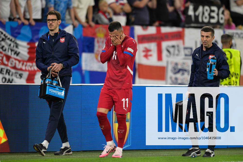 Fußball, UEFA EURO, EM, Europameisterschaft,Fussball 2024, 20240616, Serbien - England. Im Bild Filip KOSTIC (Serbien, 11) verletzt Auswechslung Wechsel. Gelsenkirchen Arena auf Schalke Nordrhein-Westfalen Deutschland