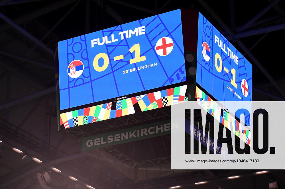 Fußball UEFA EURO, EM, Europameisterschaft,Fussball 2024 Gruppenphase 1. Spieltag Serbien - England am 16.06.2024 in der Arena AufSchalke in Gelsenkirchen Endstand Anzeigetafel Videowand Videowürfel Würfel 0:1