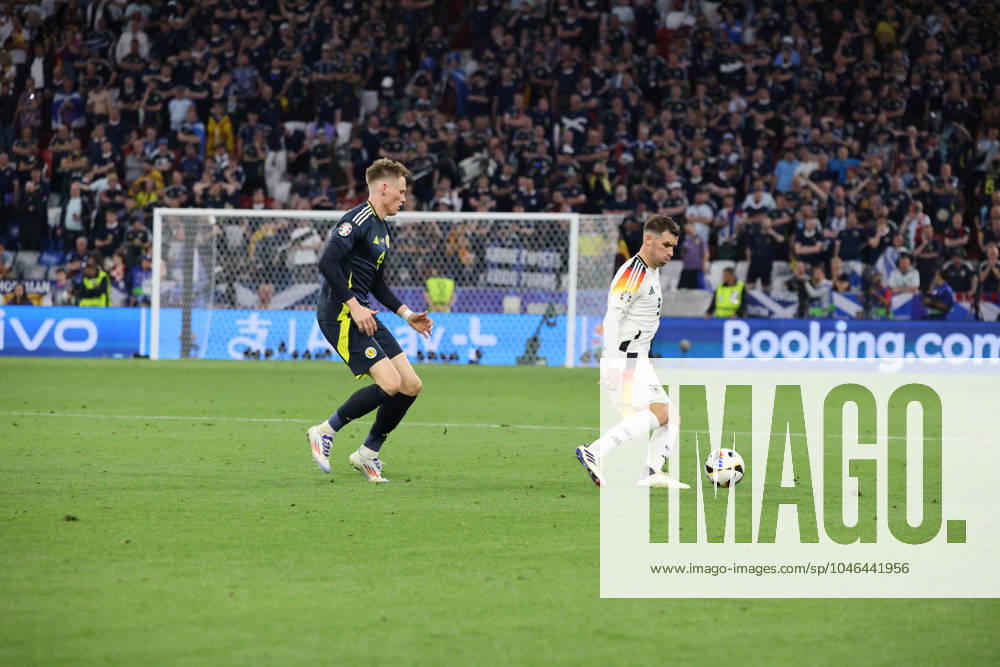 Fussball, Herren, UEFA Europameisterschaft 2024, Eröffnungsspiel, Gruppe A, Deutschland - Schottland, Pascal Groß (Deutschland), Scott McTominay (Schottland) München Allianz Arena Bayern Deutschland (DE)