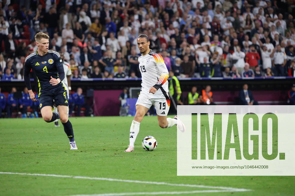 Fussball, Herren, UEFA Europameisterschaft 2024, Eröffnungsspiel, Gruppe A, Deutschland - Schottland, Leroy Sane (Deutschland), Scott McTominay (Schottland) München Allianz Arena Bayern Deutschland (DE)
