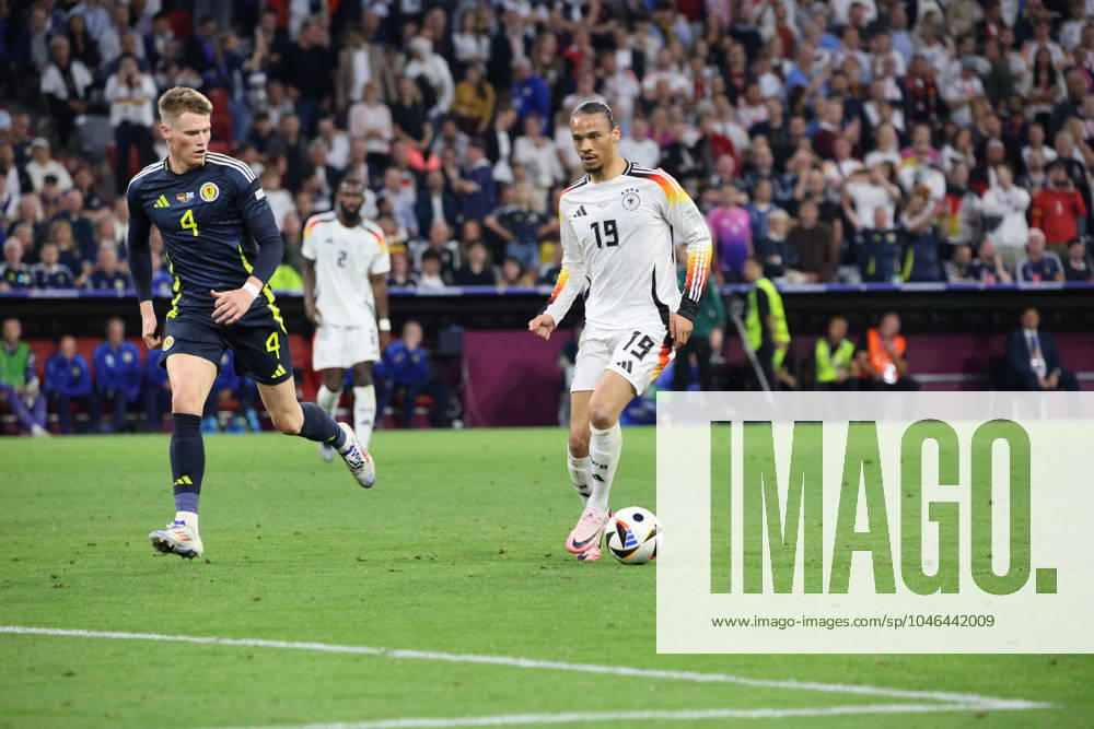 Fussball, Herren, UEFA Europameisterschaft 2024, Eröffnungsspiel, Gruppe A, Deutschland - Schottland, Leroy Sane (Deutschland), Scott McTominay (Schottland) München Allianz Arena Bayern Deutschland (DE)