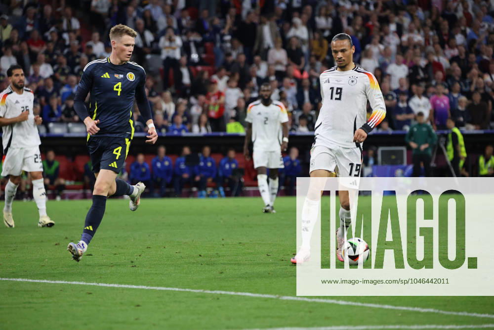 Fussball, Herren, UEFA Europameisterschaft 2024, Eröffnungsspiel, Gruppe A, Deutschland - Schottland, Leroy Sane (Deutschland), Scott McTominay (Schottland) München Allianz Arena Bayern Deutschland (DE)