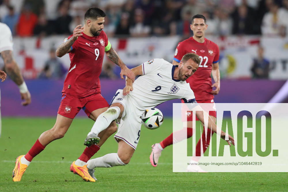 SERBIA vs ENGLAND ALEKSANDAR MITROVIC fudbaler reprezentacije Srbije na utakmici UEFA Evropskog prvenstva 2024 godine protiv HARRY KANE Heri Kejn iz Engleske na stadionu AufSalke arena, Gelzenkirhen, 16.06.2024. godine Foto: Fudbal, Reprezentacija, Srbija, UEFA Evropsko prvenstvo, EURO 2024, Engleska FOOTBALL, SERBIA, UEFA European Championship, EM, Europameisterschaft EURO 2024, ENGLAND Gelsenkirchen Arena AufSchalke stadion Germany