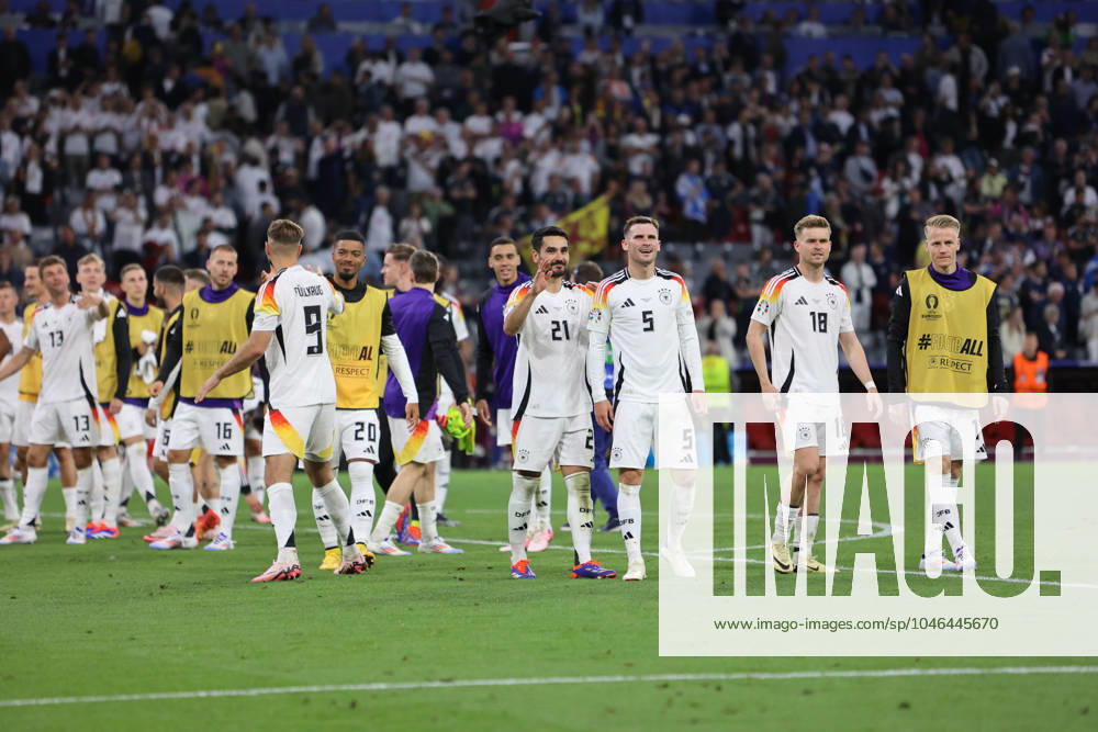 Fussball, Herren, UEFA Europameisterschaft 2024, Eröffnungsspiel, Gruppe A, Deutschland - Schottland, Die deutsche Nationalmannschaft feiert den Sieg München Allianz Arena Bayern Deutschland (DE)