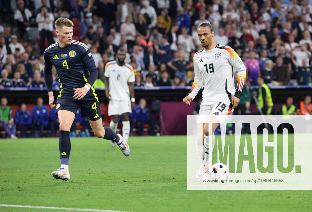 Fussball, Herren, UEFA Europameisterschaft 2024, Eröffnungsspiel, Gruppe A, Deutschland - Schottland, Leroy Sane (Deutschland), Scott McTominay (Schottland) München Allianz Arena Bayern Deutschland (DE)