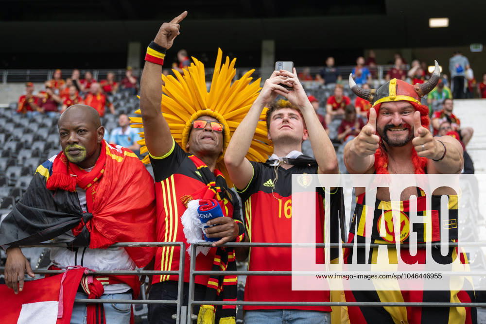 GER, EURO 2024, Group E, Belgien (BEL) vs Slowakei (SVK) 17.06.2024, Frankfurt Arena, Frankfurt, GER, EURO 2024, Group E, Belgien (BEL) vs Slowakei (SVK) Im Bild: Belgische Fans im Stadion Gestik, Mimik, Emotionen; Fangruppe Asterix Kostüm Indianerschmuck Stimmung Freude Joy