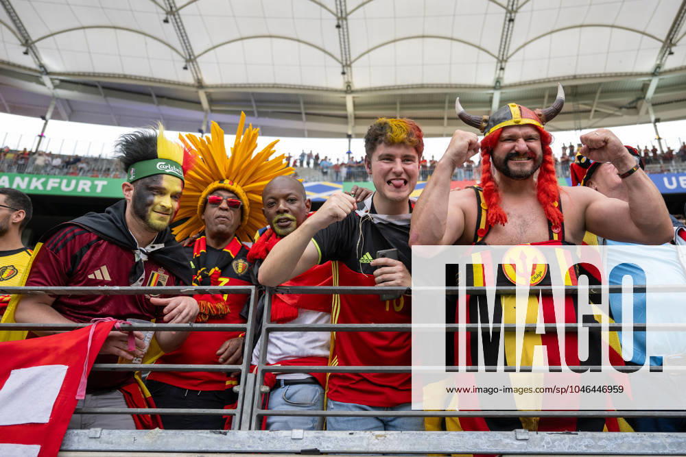 GER, EURO 2024, Group E, Belgien (BEL) vs Slowakei (SVK) 17.06.2024, Frankfurt Arena, Frankfurt, GER, EURO 2024, Group E, Belgien (BEL) vs Slowakei (SVK) Im Bild: Belgische Fans im Stadion Gestik, Mimik, Emotionen; Fangruppe Asterix Kostüm Indianerschmuck Stimmung Freude Joy