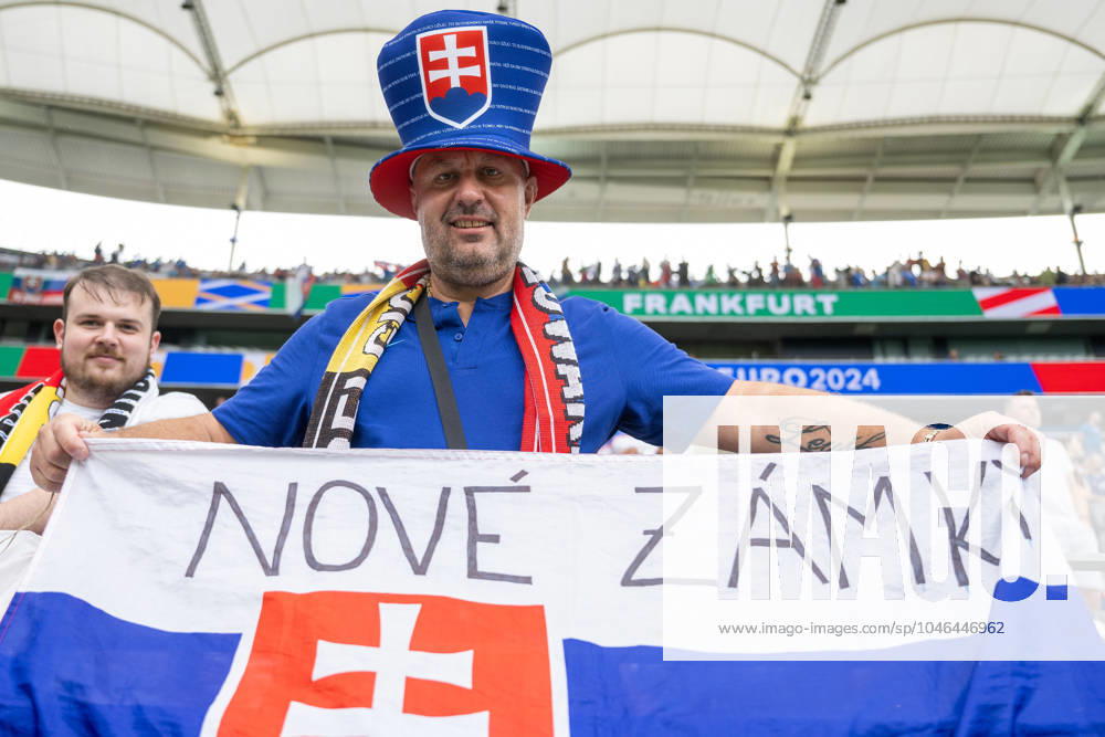 GER, EURO 2024, Group E, Belgien (BEL) vs Slowakei (SVK) 17.06.2024, Frankfurt Arena, Frankfurt, GER, EURO 2024, Group E, Belgien (BEL) vs Slowakei (SVK) Im Bild: Slowakischer Fan mit Flagge Banner Gestik, Mimik, Emotionen; Stimmung Freude Joy